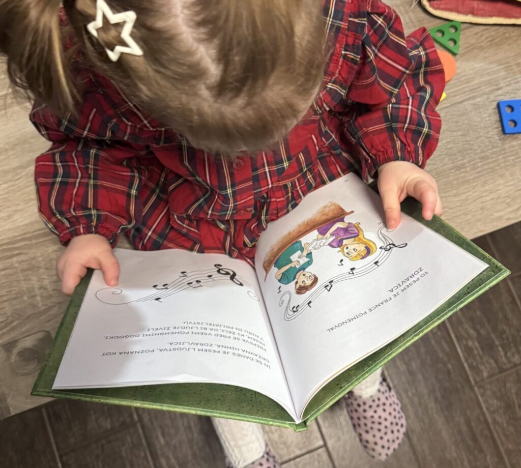 Deklica lista knjigo Peró pripoveduje