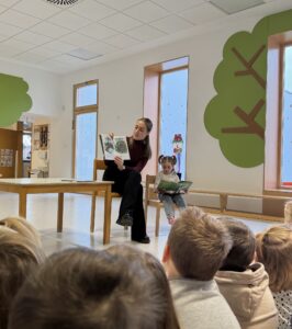Bralna ura: branje knjige otrokom